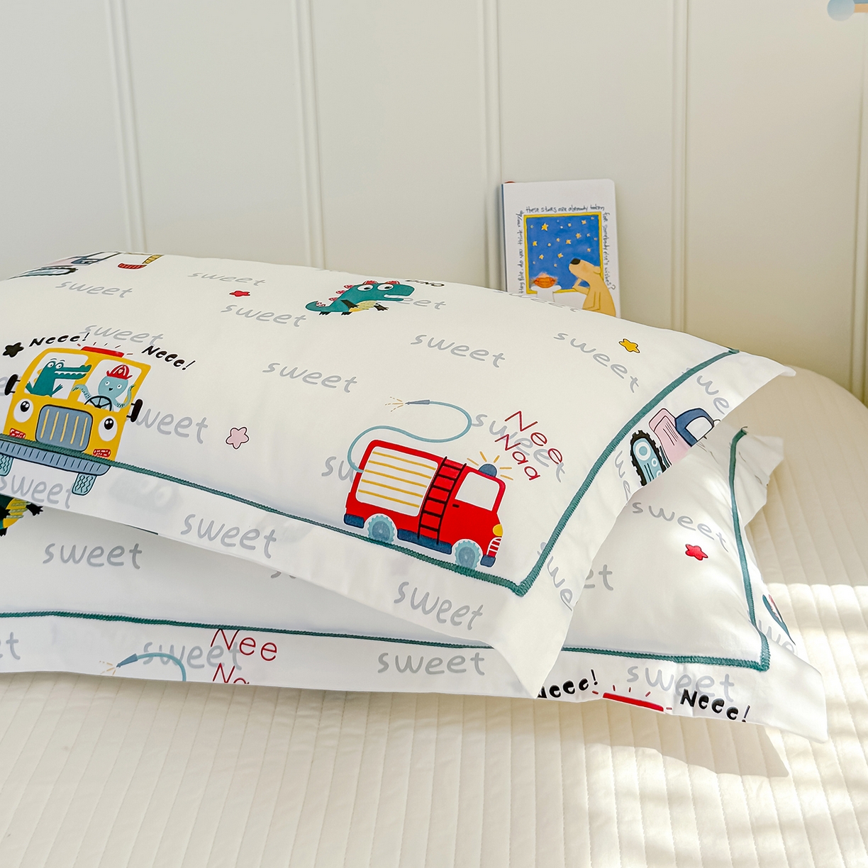 91家纺网 家纺一手货源 找家纺 良佐生活 2025新款A类60s全棉纯棉贡缎一字绣枕套 恐龙开车