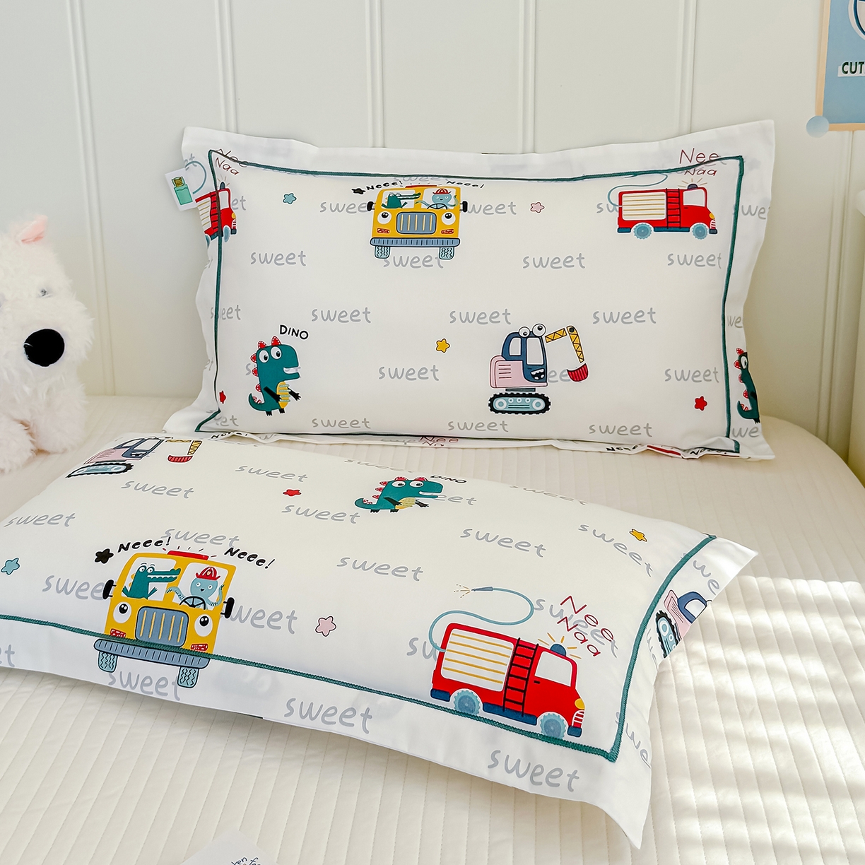 91家纺网 家纺一手货源 找家纺 良佐生活 2025新款A类60s全棉纯棉贡缎一字绣枕套 恐龙开车