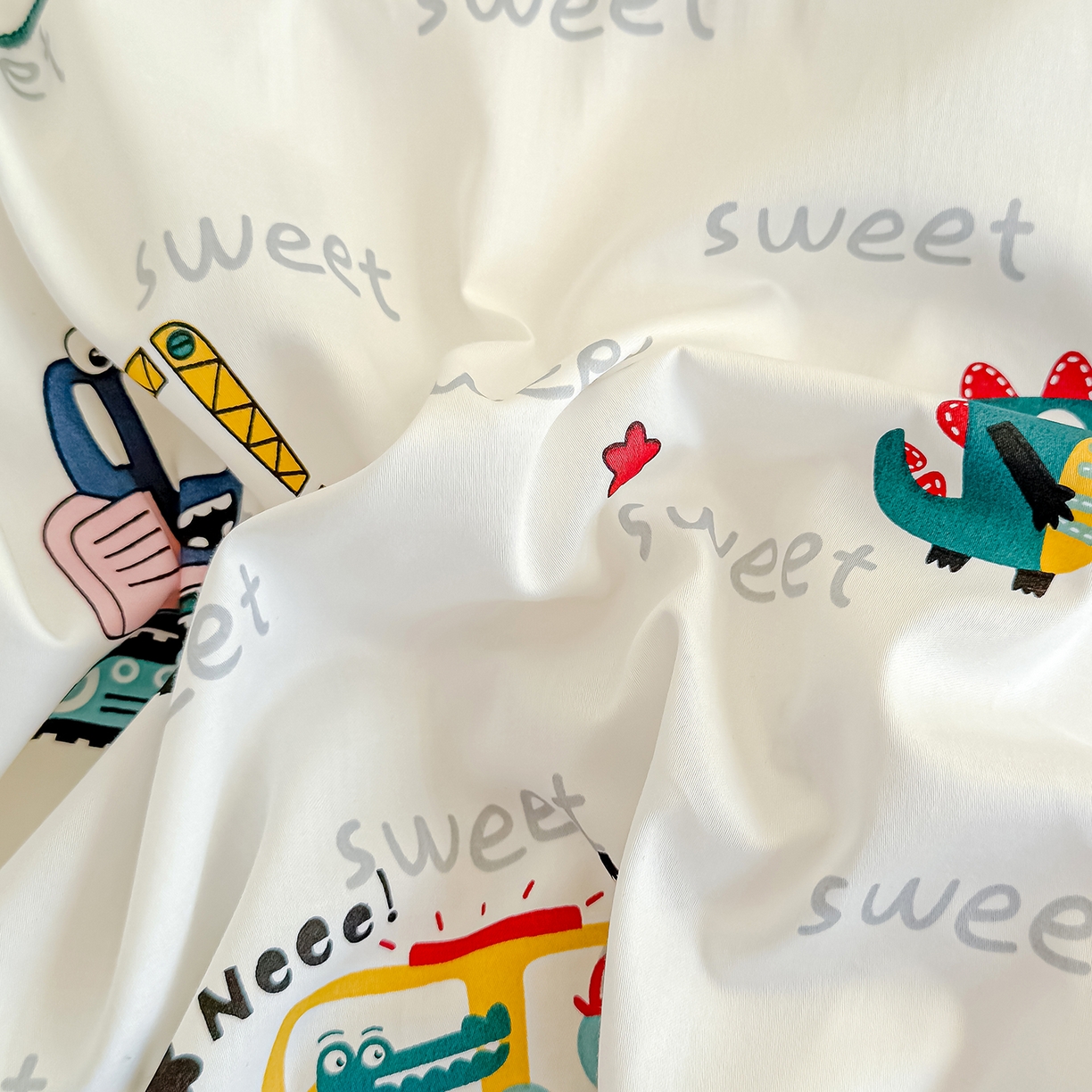 91家纺网 家纺一手货源 找家纺 良佐生活 2025新款A类60s全棉纯棉贡缎一字绣枕套 恐龙开车