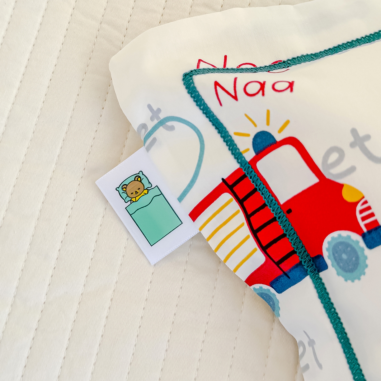 91家纺网 家纺一手货源 找家纺 良佐生活 2025新款A类60s全棉纯棉贡缎一字绣枕套 恐龙开车