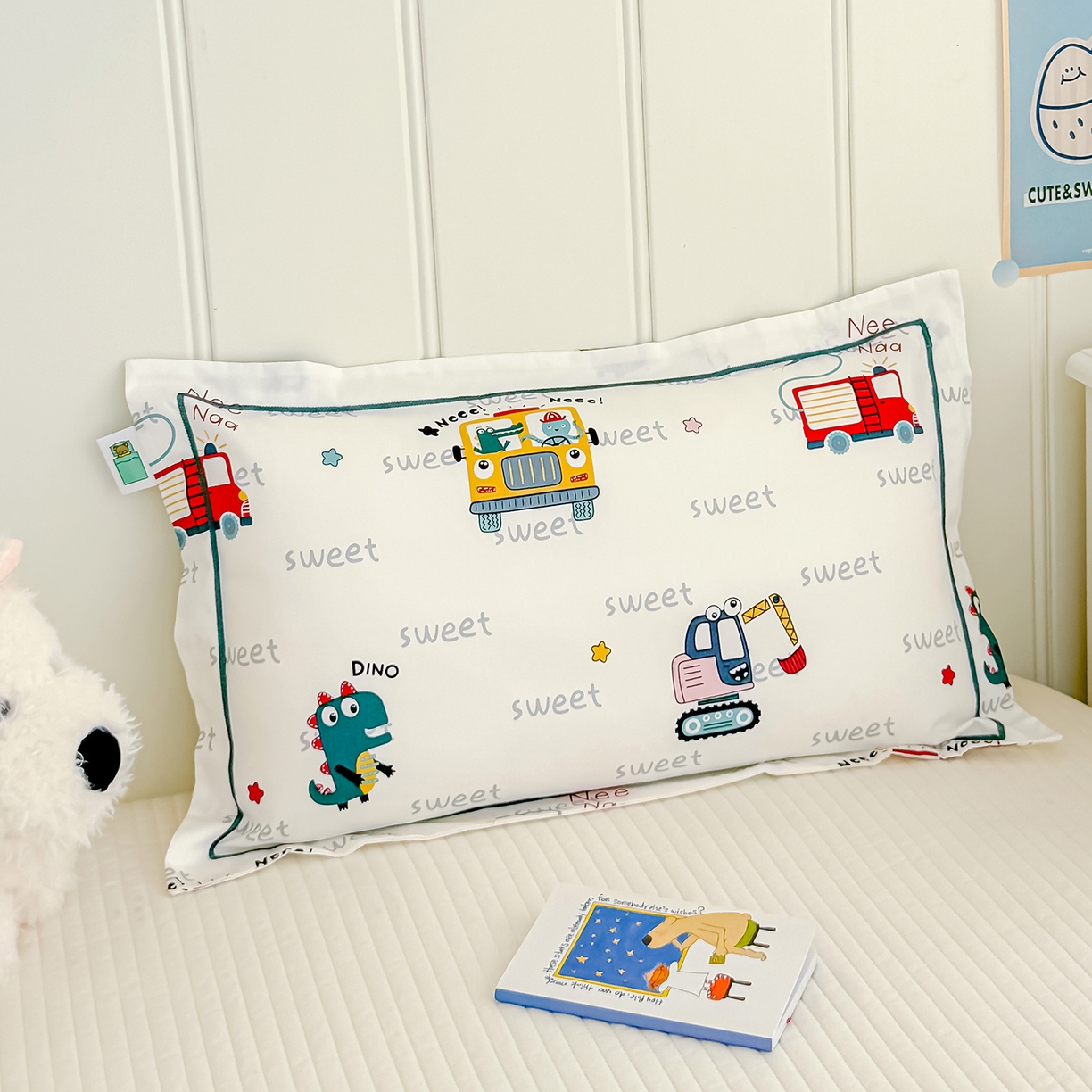 91家纺网 家纺一手货源 找家纺 良佐生活 2025新款A类60s全棉纯棉贡缎一字绣枕套 恐龙开车