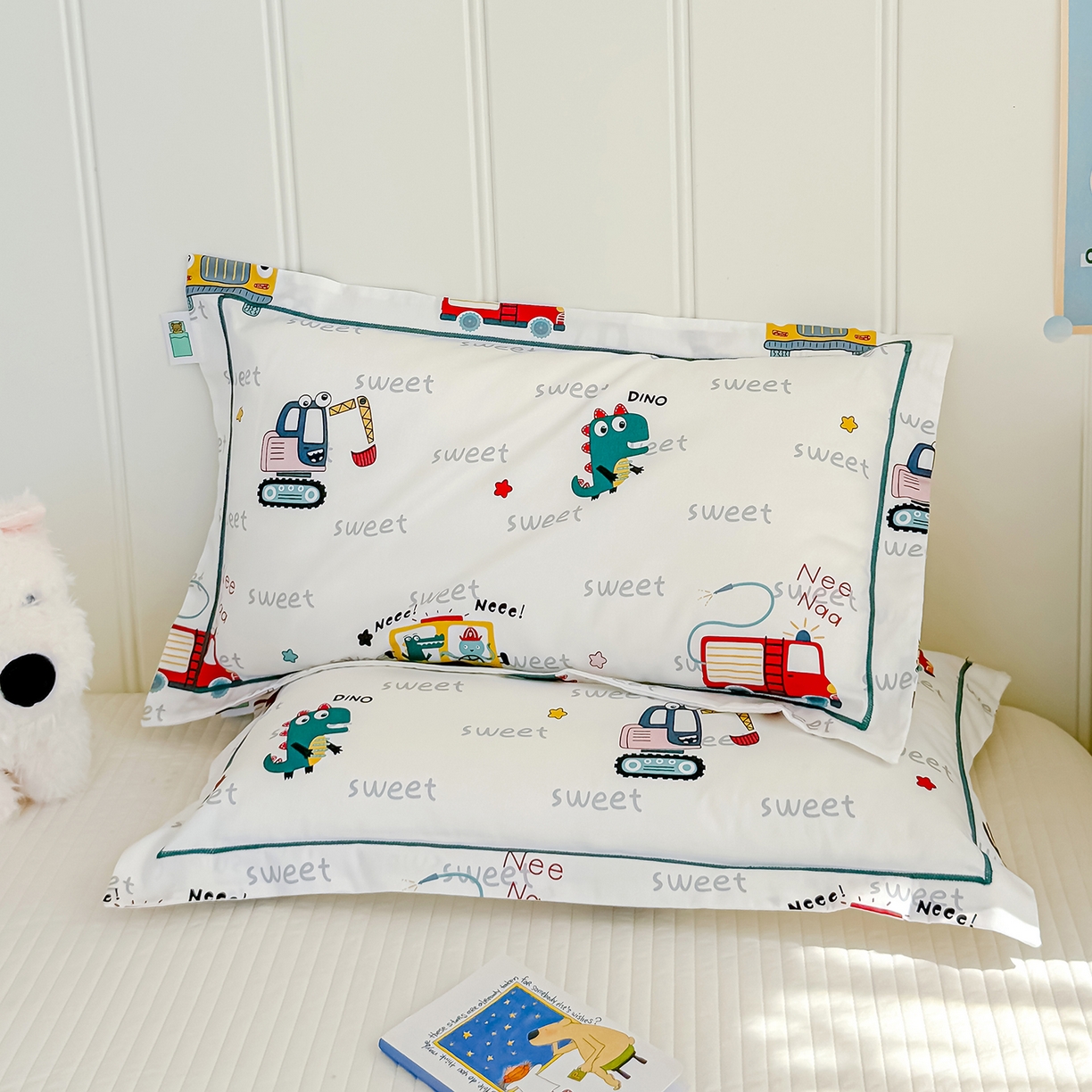 91家纺网 家纺一手货源 找家纺 良佐生活 2025新款A类60s全棉纯棉贡缎一字绣枕套 恐龙开车