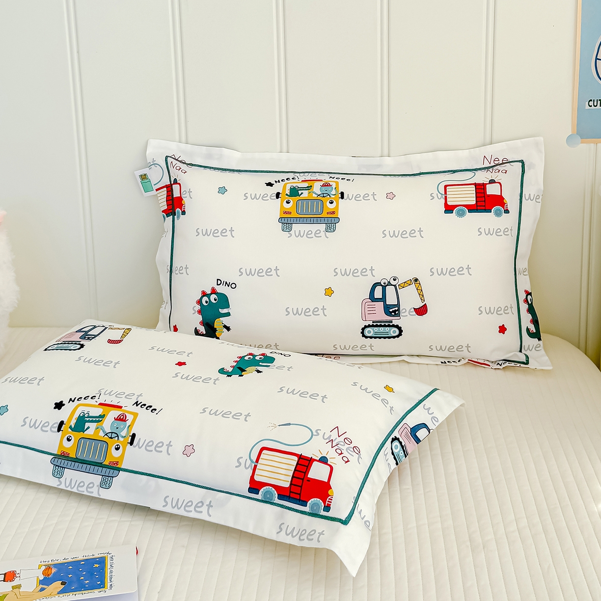 91家纺网 家纺一手货源 找家纺 良佐生活 2025新款A类60s全棉纯棉贡缎一字绣枕套 恐龙开车