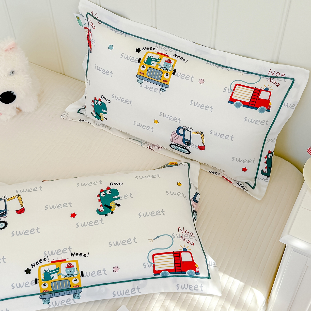 91家纺网 家纺一手货源 找家纺 良佐生活 2025新款A类60s全棉纯棉贡缎一字绣枕套 恐龙开车