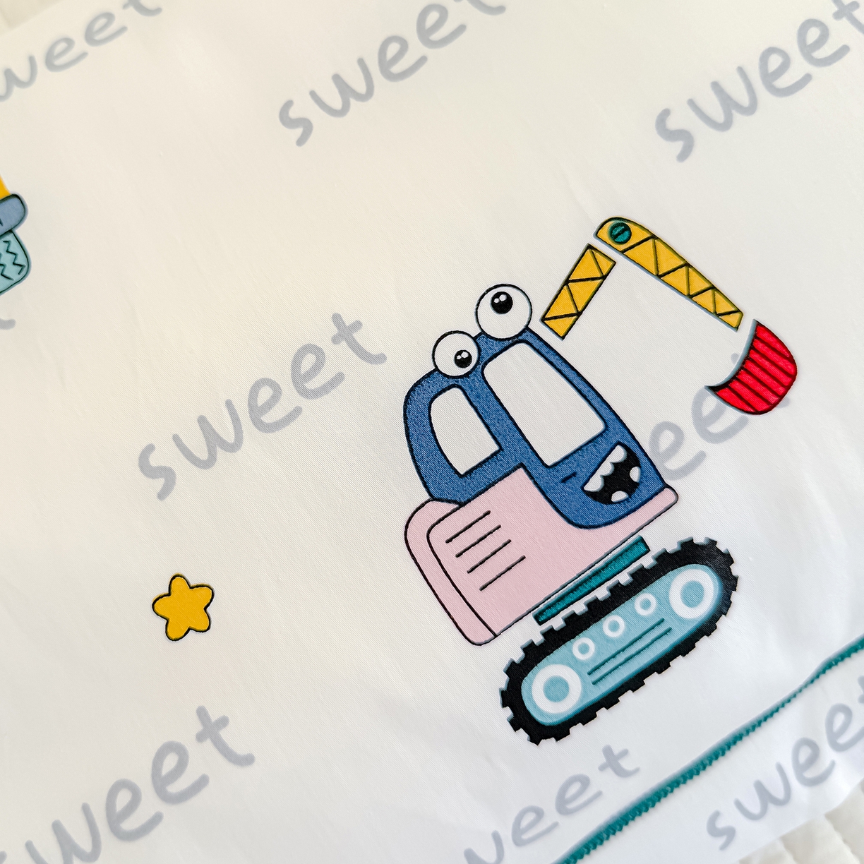 91家纺网 家纺一手货源 找家纺 良佐生活 2025新款A类60s全棉纯棉贡缎一字绣枕套 恐龙开车