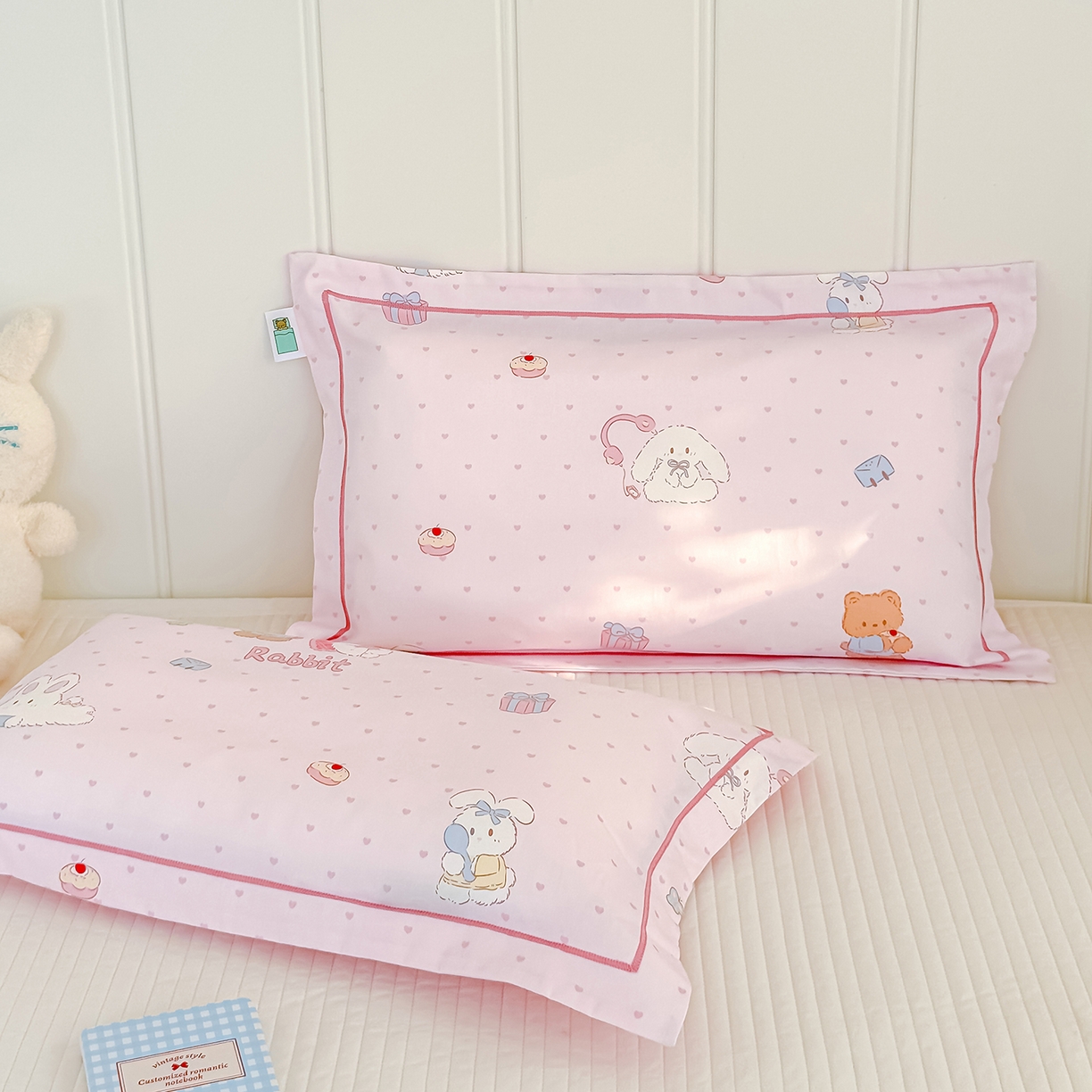 91家纺网 家纺一手货源 找家纺 良佐生活 2025新款A类60s全棉纯棉贡缎一字绣枕套 甜蜜相伴