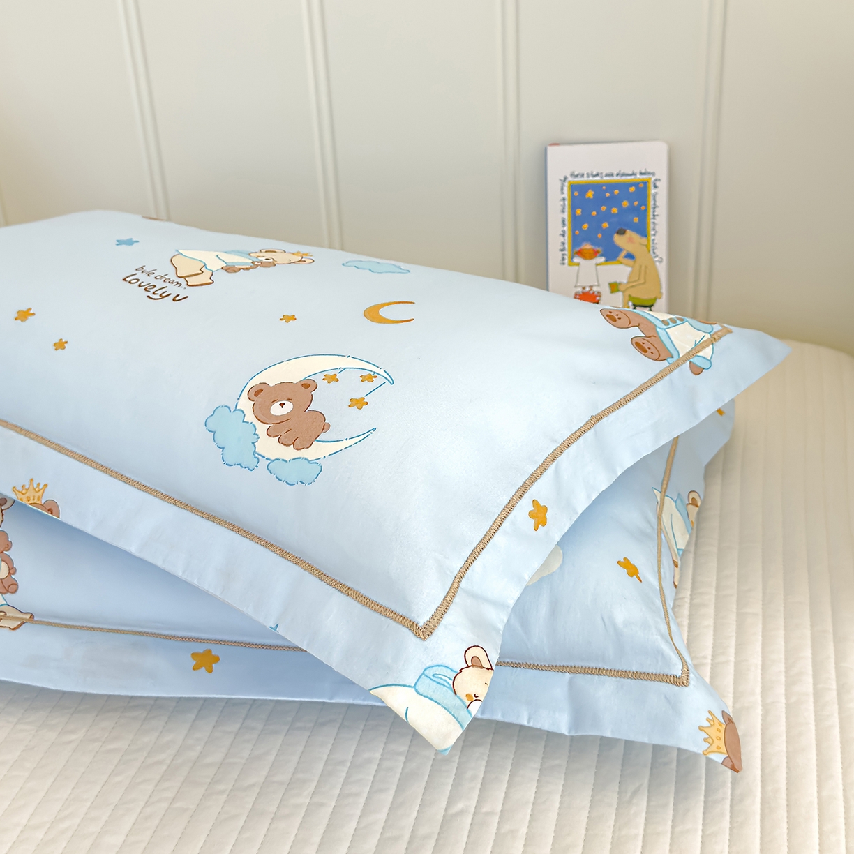 91家纺网 家纺一手货源 找家纺 良佐生活 2025新款A类60s全棉纯棉贡缎一字绣枕套 星空小熊