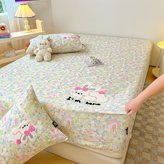 91家纺网 家纺一手货源 找家纺 乐美家纺 2025新款懒洋洋全棉双层纱毛巾绣床笠三件套（提供买家秀） 可妮兔