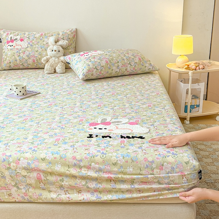 91家纺网 家纺一手货源 找家纺 乐美家纺 2025新款懒洋洋全棉双层纱毛巾绣床笠三件套（提供买家秀） 可妮兔