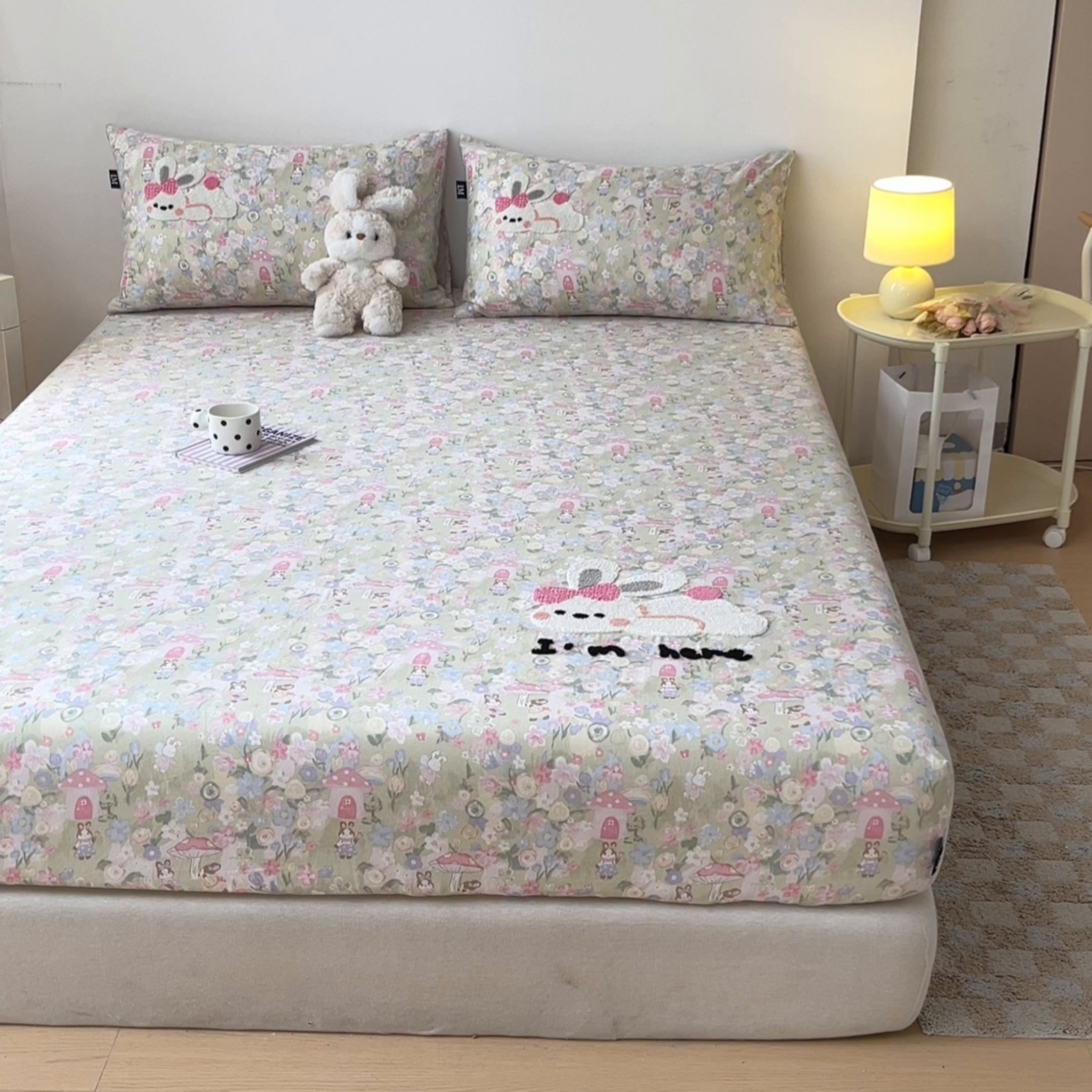 91家纺网 家纺一手货源 找家纺 乐美家纺 2025新款懒洋洋全棉双层纱毛巾绣床笠三件套（提供买家秀） 可妮兔