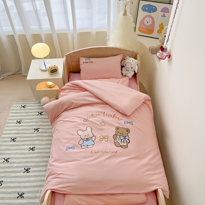 91家纺网 家纺一手货源 找家纺 （总）乐沐家纺 2025新款全棉纯棉高端贴布刺绣幼儿园套件儿童三件套被子被芯婴童宝宝六件套七件套