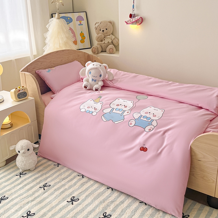 91家纺网 家纺一手货源 找家纺 乐沐家纺 2025新款全棉纯棉高端贴布刺绣幼儿园套件儿童三件套被子被芯婴童宝宝六件套七件套 气球小猫粉