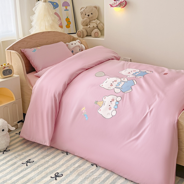 91家纺网 家纺一手货源 找家纺 乐沐家纺 2025新款全棉纯棉高端贴布刺绣幼儿园套件儿童三件套被子被芯婴童宝宝六件套七件套 气球小猫粉