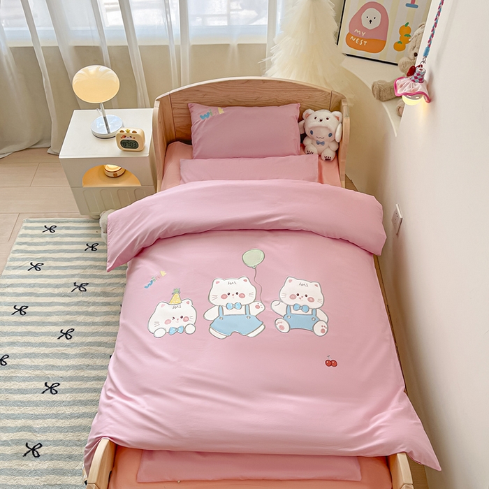 91家纺网 家纺一手货源 找家纺 乐沐家纺 2025新款全棉纯棉高端贴布刺绣幼儿园套件儿童三件套被子被芯婴童宝宝六件套七件套 气球小猫粉