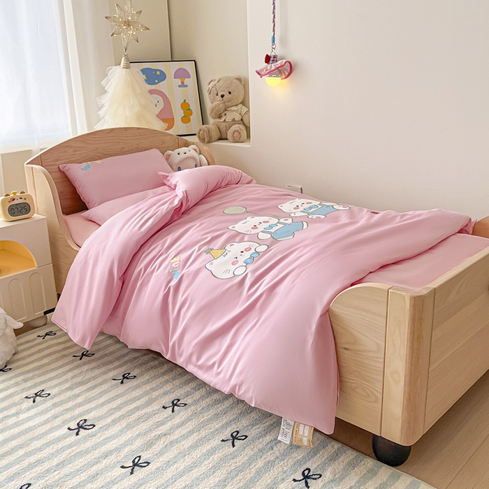 91家纺网 家纺一手货源 找家纺 乐沐家纺 2025新款全棉纯棉高端贴布刺绣幼儿园套件儿童三件套被子被芯婴童宝宝六件套七件套 气球小猫粉