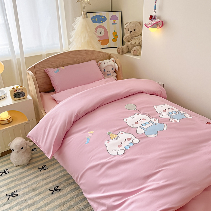 91家纺网 家纺一手货源 找家纺 乐沐家纺 2025新款全棉纯棉高端贴布刺绣幼儿园套件儿童三件套被子被芯婴童宝宝六件套七件套 气球小猫粉