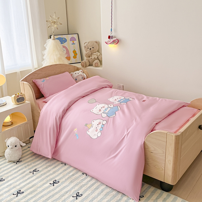 91家纺网 家纺一手货源 找家纺 乐沐家纺 2025新款全棉纯棉高端贴布刺绣幼儿园套件儿童三件套被子被芯婴童宝宝六件套七件套 气球小猫粉