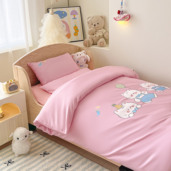 91家纺网 家纺一手货源 找家纺 乐沐家纺 2025新款全棉纯棉高端贴布刺绣幼儿园套件儿童三件套被子被芯婴童宝宝六件套七件套 气球小猫粉