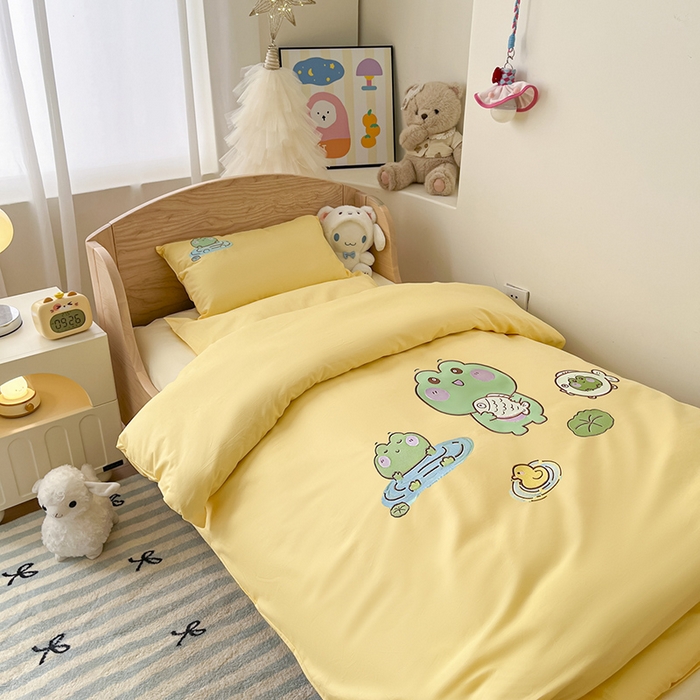 91家纺网 家纺一手货源 找家纺 乐沐家纺 2025新款全棉纯棉高端贴布刺绣幼儿园套件儿童三件套被子被芯婴童宝宝六件套七件套 青蛙戏水黄
