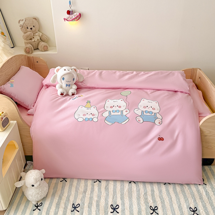 91家纺网 家纺一手货源 找家纺 乐沐家纺 2025新款全棉纯棉高端贴布刺绣幼儿园套件儿童三件套被子被芯婴童宝宝六件套七件套 气球小猫粉