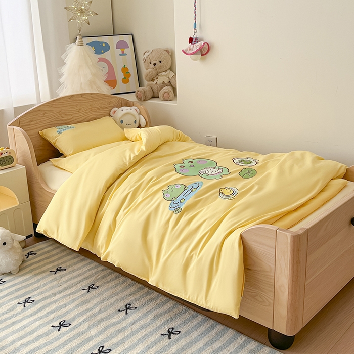 91家纺网 家纺一手货源 找家纺 乐沐家纺 2025新款全棉纯棉高端贴布刺绣幼儿园套件儿童三件套被子被芯婴童宝宝六件套七件套 青蛙戏水黄