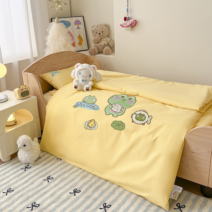 91家纺网 家纺一手货源 找家纺 乐沐家纺 2025新款全棉纯棉高端贴布刺绣幼儿园套件儿童三件套被子被芯婴童宝宝六件套七件套 青蛙戏水黄