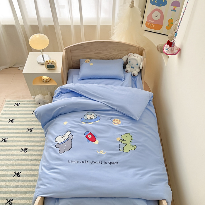 91家纺网 家纺一手货源 找家纺 乐沐家纺 2025新款全棉纯棉高端贴布刺绣幼儿园套件儿童三件套被子被芯婴童宝宝六件套七件套 恐龙日记