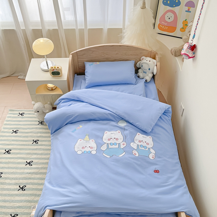 91家纺网 家纺一手货源 找家纺 乐沐家纺 2025新款全棉纯棉高端贴布刺绣幼儿园套件儿童三件套被子被芯婴童宝宝六件套七件套 气球小猫