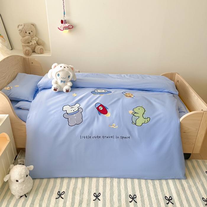 91家纺网 家纺一手货源 找家纺 乐沐家纺 2025新款全棉纯棉高端贴布刺绣幼儿园套件儿童三件套被子被芯婴童宝宝六件套七件套 恐龙日记