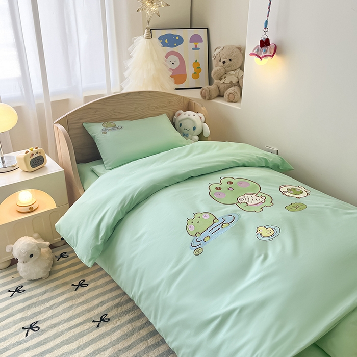 91家纺网 家纺一手货源 找家纺 乐沐家纺 2025新款全棉纯棉高端贴布刺绣幼儿园套件儿童三件套被子被芯婴童宝宝六件套七件套 青蛙戏水