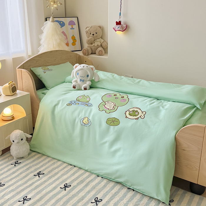 91家纺网 家纺一手货源 找家纺 乐沐家纺 2025新款全棉纯棉高端贴布刺绣幼儿园套件儿童三件套被子被芯婴童宝宝六件套七件套 青蛙戏水