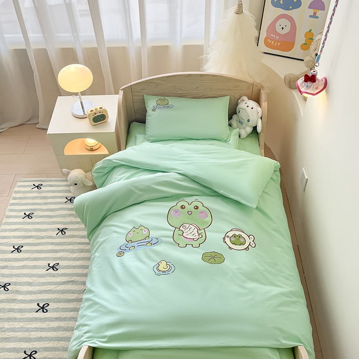 91家纺网 家纺一手货源 找家纺 乐沐家纺 2025新款全棉纯棉高端贴布刺绣幼儿园套件儿童三件套被子被芯婴童宝宝六件套七件套 青蛙戏水