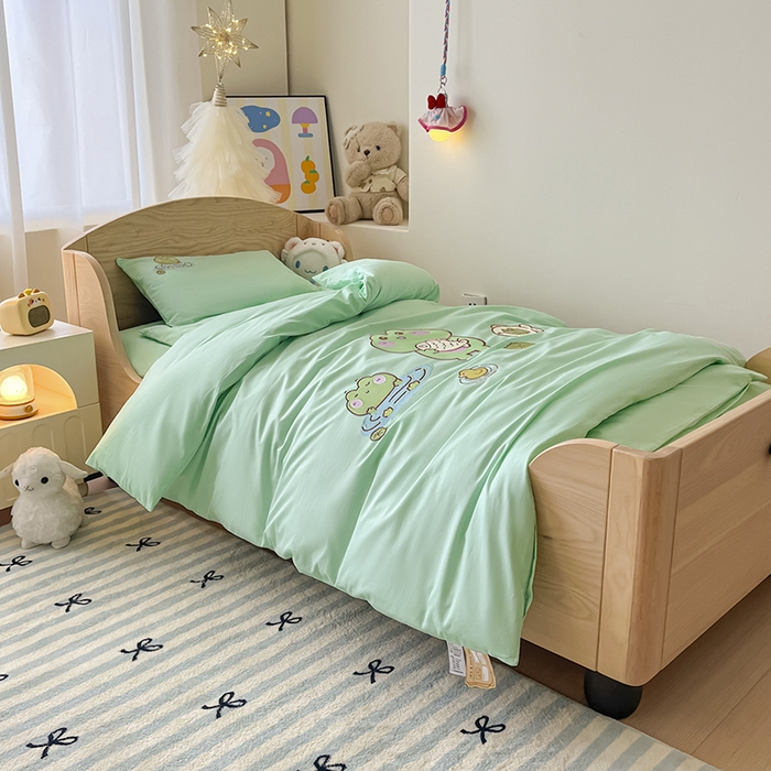 91家纺网 家纺一手货源 找家纺 乐沐家纺 2025新款全棉纯棉高端贴布刺绣幼儿园套件儿童三件套被子被芯婴童宝宝六件套七件套 青蛙戏水