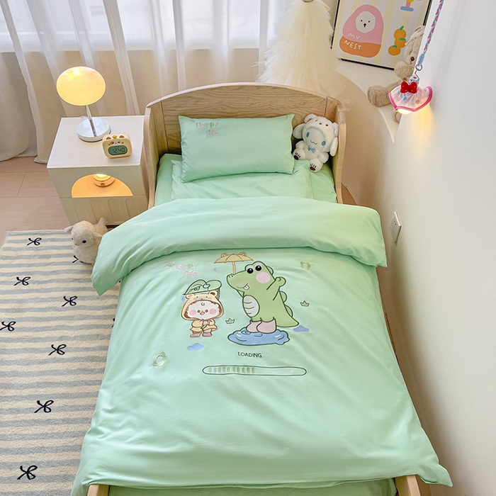 91家纺网 家纺一手货源 找家纺 乐沐家纺 2025新款全棉纯棉高端贴布刺绣幼儿园套件儿童三件套被子被芯婴童宝宝六件套七件套 快乐生活