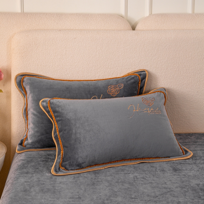 91家纺网 家纺一手货源 找家纺 博兰蒂2022高克重牛奶绒素色绣花床裙四件套直播爆款-水仙高级灰