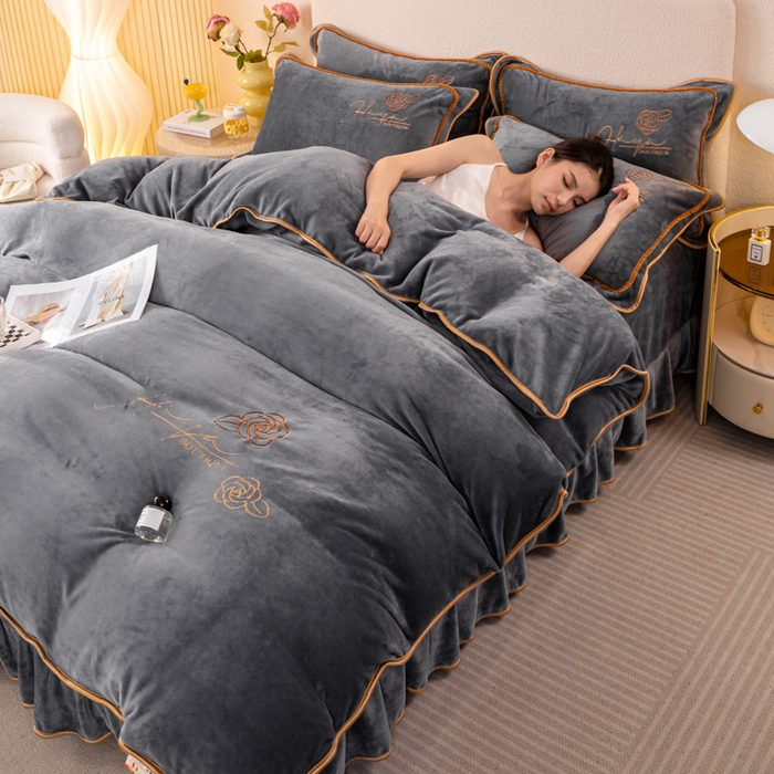 91家纺网 家纺一手货源 找家纺 博兰蒂2022高克重牛奶绒素色绣花床裙四件套直播爆款-水仙高级灰