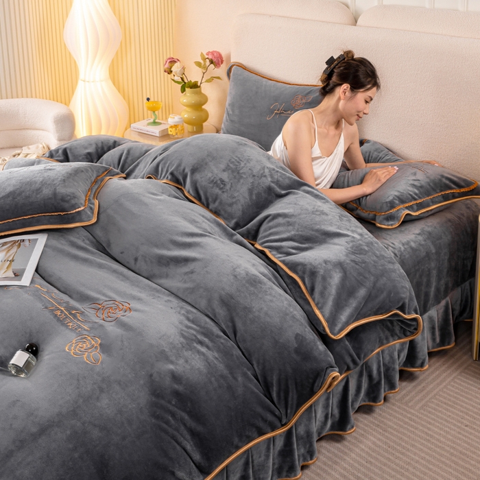 91家纺网 家纺一手货源 找家纺 博兰蒂2022高克重牛奶绒素色绣花床裙四件套直播爆款-水仙高级灰