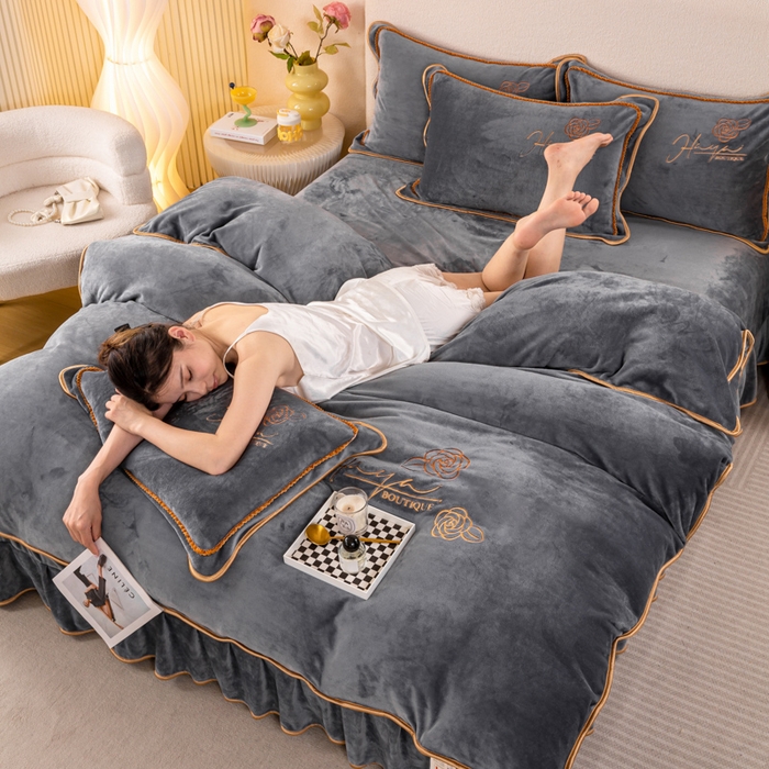 91家纺网 家纺一手货源 找家纺 博兰蒂2022高克重牛奶绒素色绣花床裙四件套直播爆款-水仙高级灰