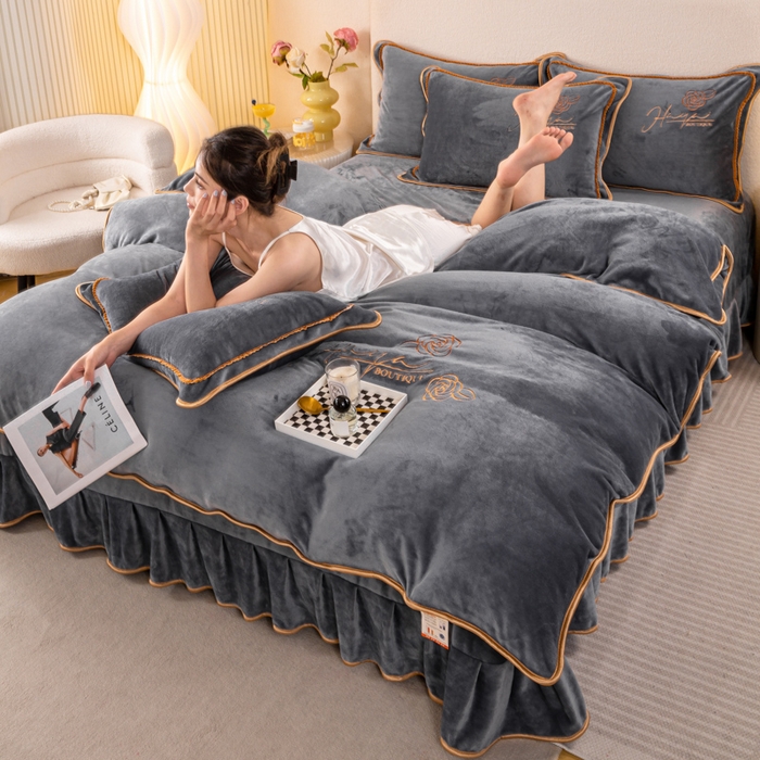 91家纺网 家纺一手货源 找家纺 博兰蒂2022高克重牛奶绒素色绣花床裙四件套直播爆款-水仙高级灰