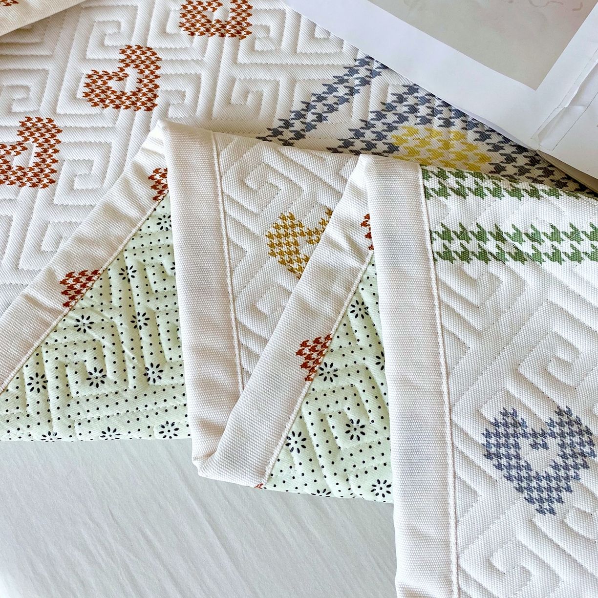 91家纺网 家纺一手货源 找家纺 金鑫汇家纺 2025年新款A类多功能全棉老粗布软凉席床盖护垫席子可机洗 同心千鸟格