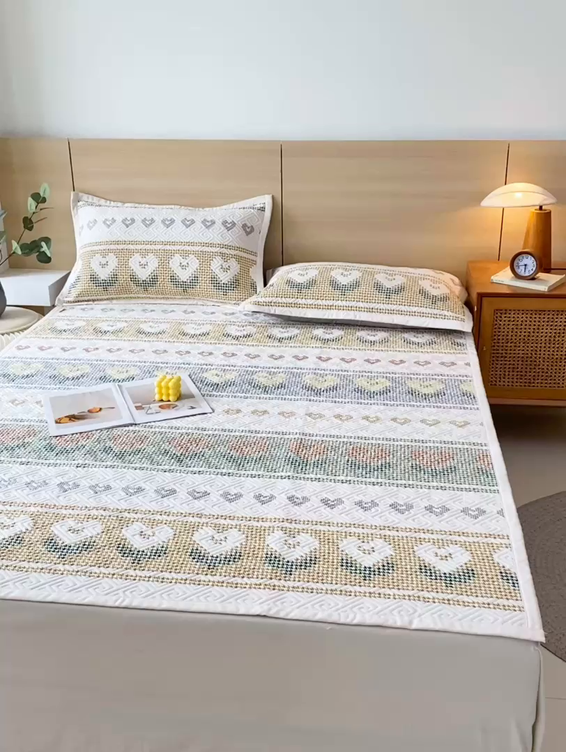 91家纺网 家纺一手货源 找家纺 金鑫汇家纺 2025年新款A类多功能全棉老粗布软凉席床盖护垫席子可机洗 同心千鸟格