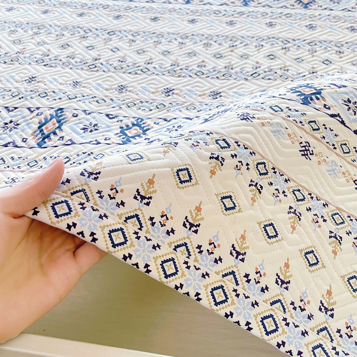 91家纺网 家纺一手货源 找家纺 金鑫汇家纺 2025年新款A类多功能全棉老粗布软凉席床盖护垫席子可机洗 波西米亚