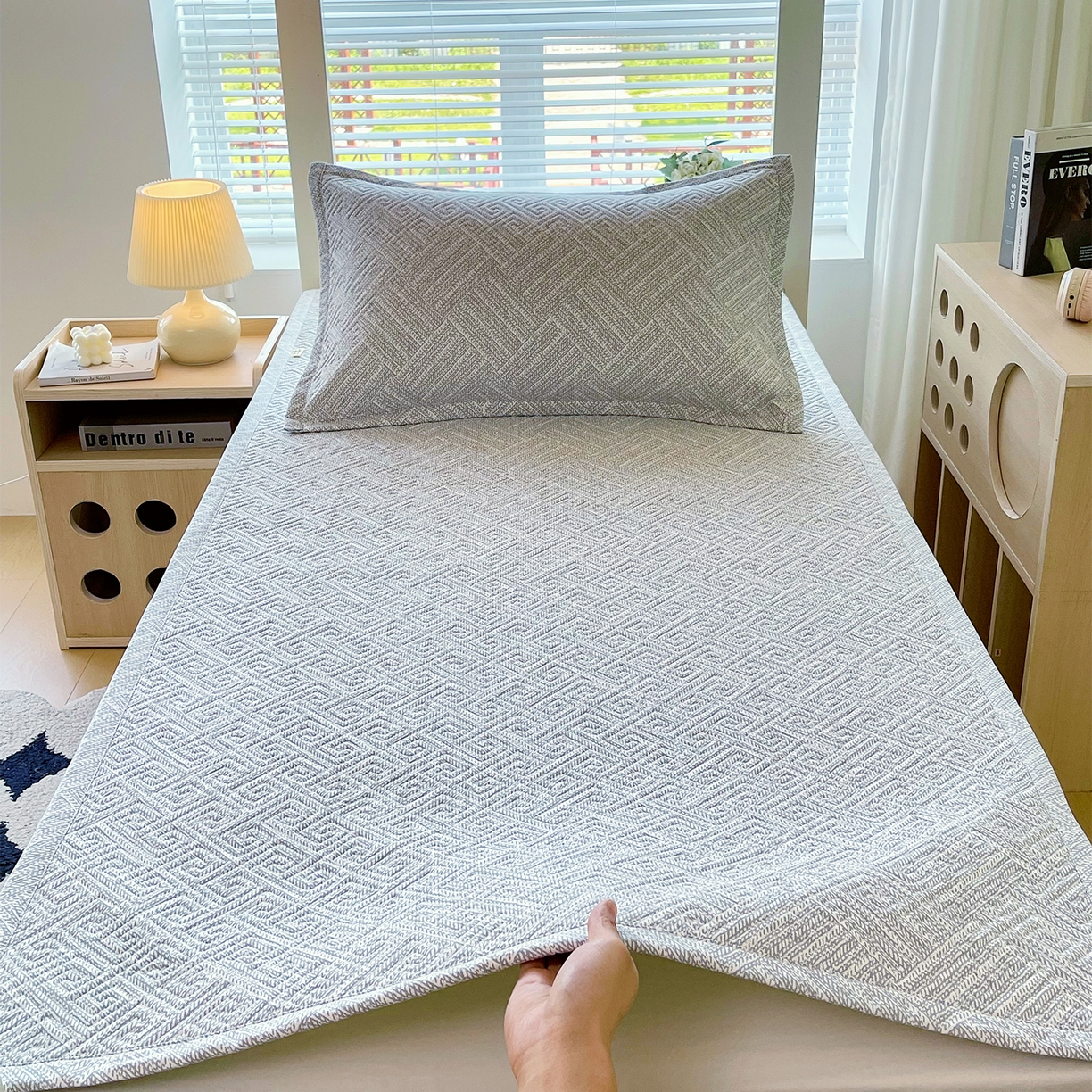 91家纺网 家纺一手货源 找家纺 金鑫汇家纺 2025年新款A类多功能全棉老粗布软凉席床盖护垫席子可机洗 流光灰