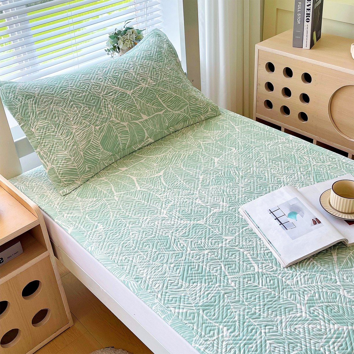 91家纺网 家纺一手货源 找家纺 金鑫汇家纺 2025年新款A类多功能全棉老粗布软凉席床盖护垫席子可机洗 绿色心情