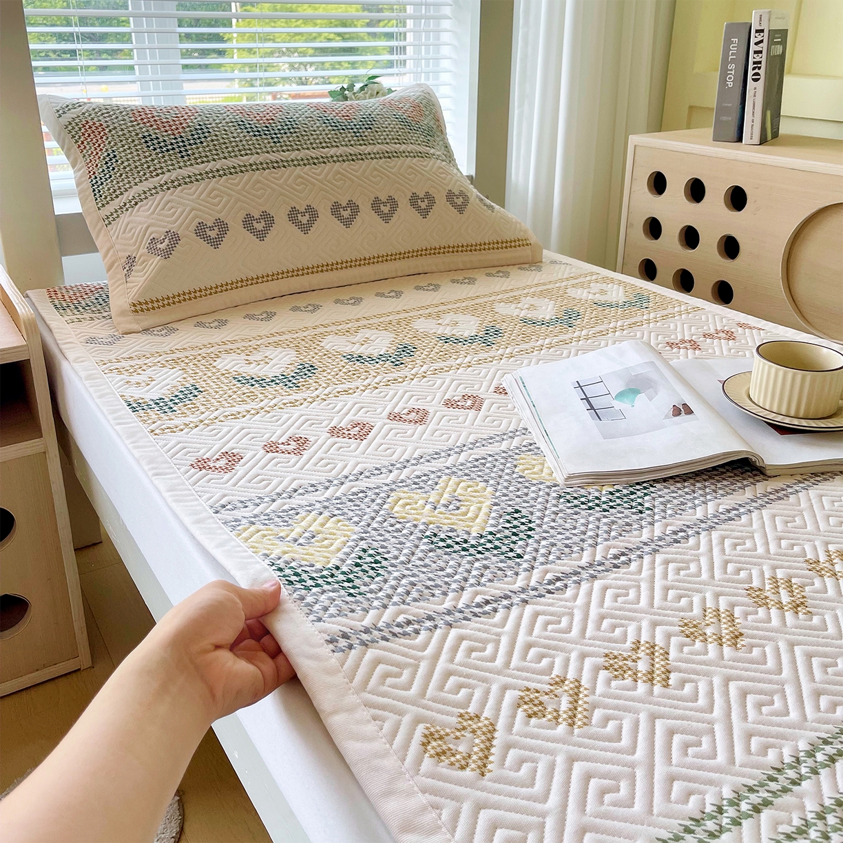 91家纺网 家纺一手货源 找家纺 金鑫汇家纺 2025年新款A类多功能全棉老粗布软凉席床盖护垫席子可机洗 同心千鸟格