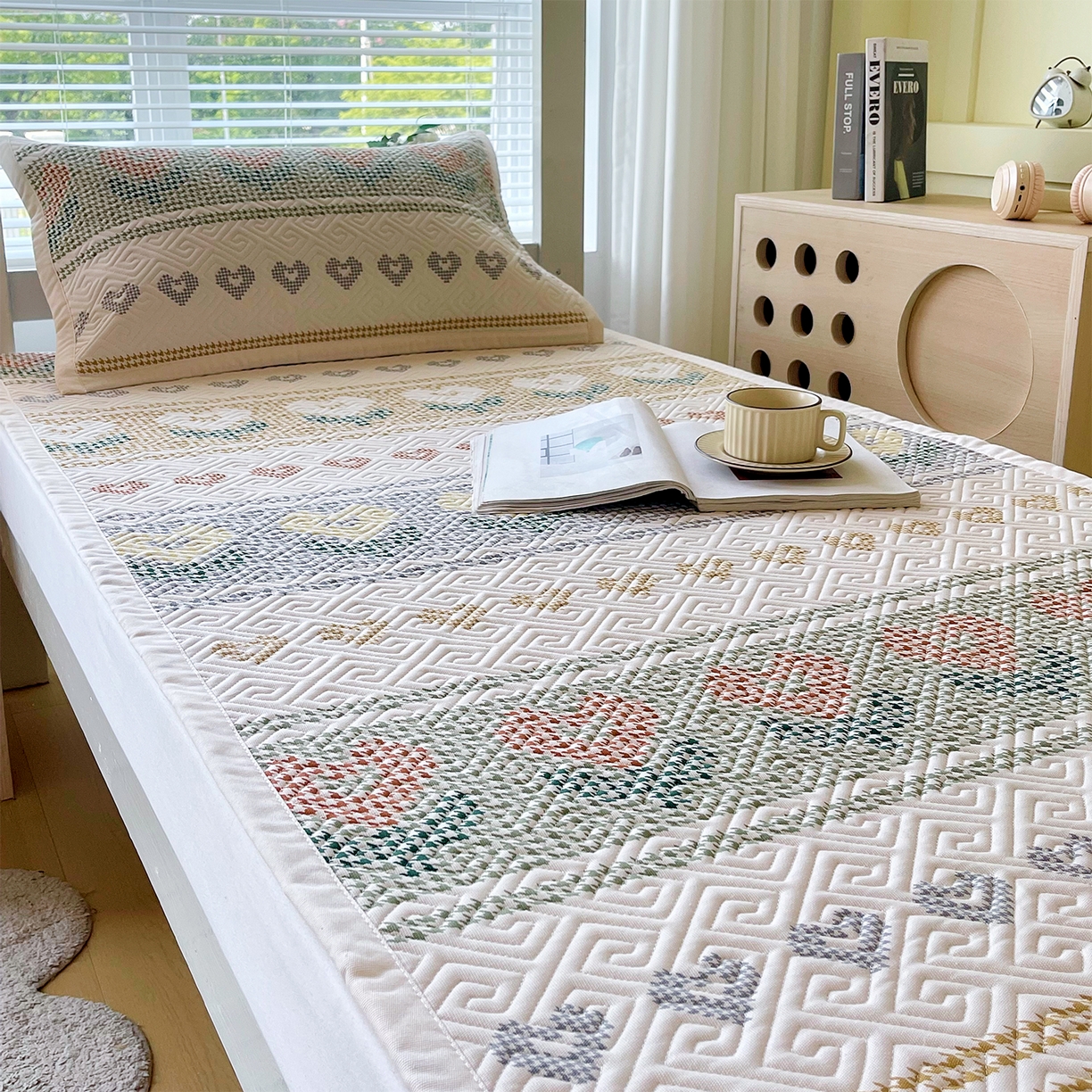 91家纺网 家纺一手货源 找家纺 金鑫汇家纺 2025年新款A类多功能全棉老粗布软凉席床盖护垫席子可机洗 同心千鸟格