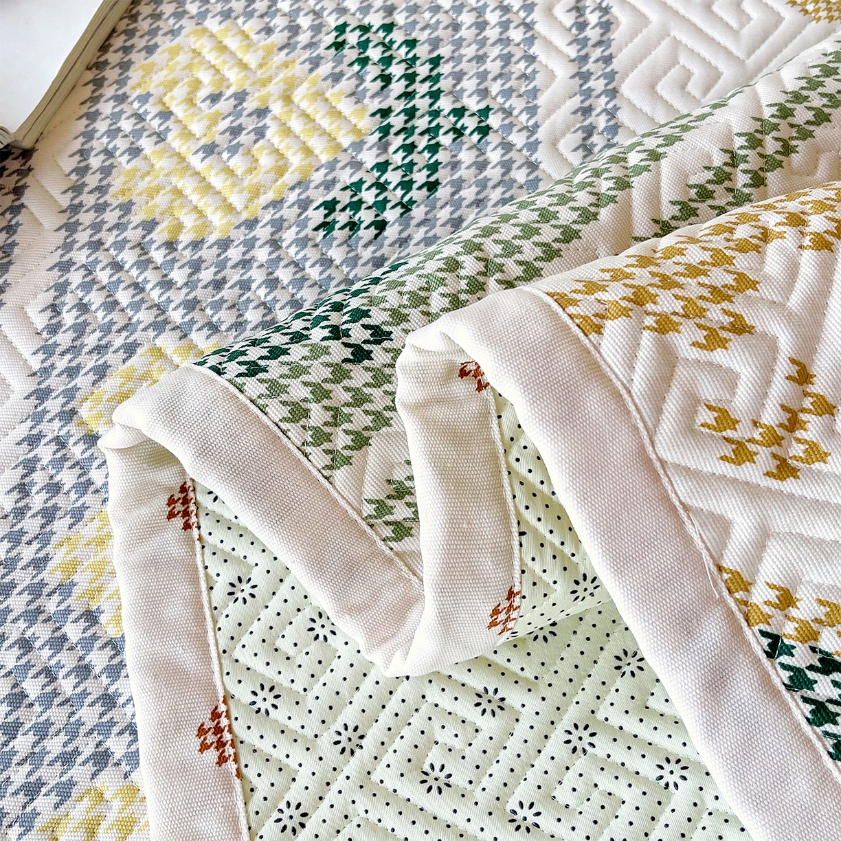 91家纺网 家纺一手货源 找家纺 金鑫汇家纺 2025年新款A类多功能全棉老粗布软凉席床盖护垫席子可机洗 同心千鸟格