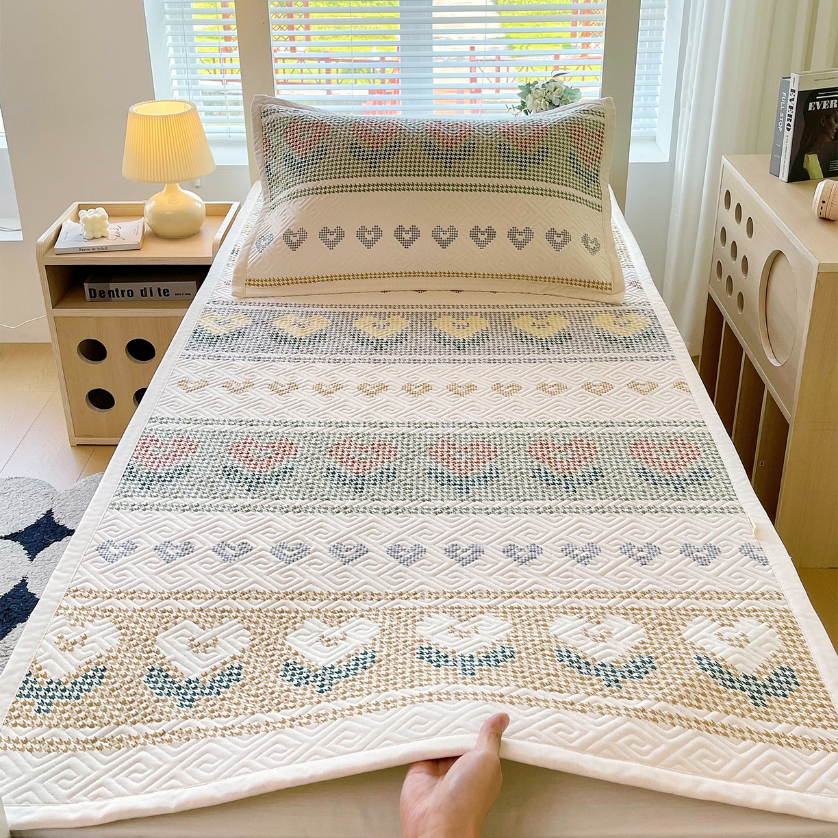 91家纺网 家纺一手货源 找家纺 金鑫汇家纺 2025年新款A类多功能全棉老粗布软凉席床盖护垫席子可机洗 同心千鸟格