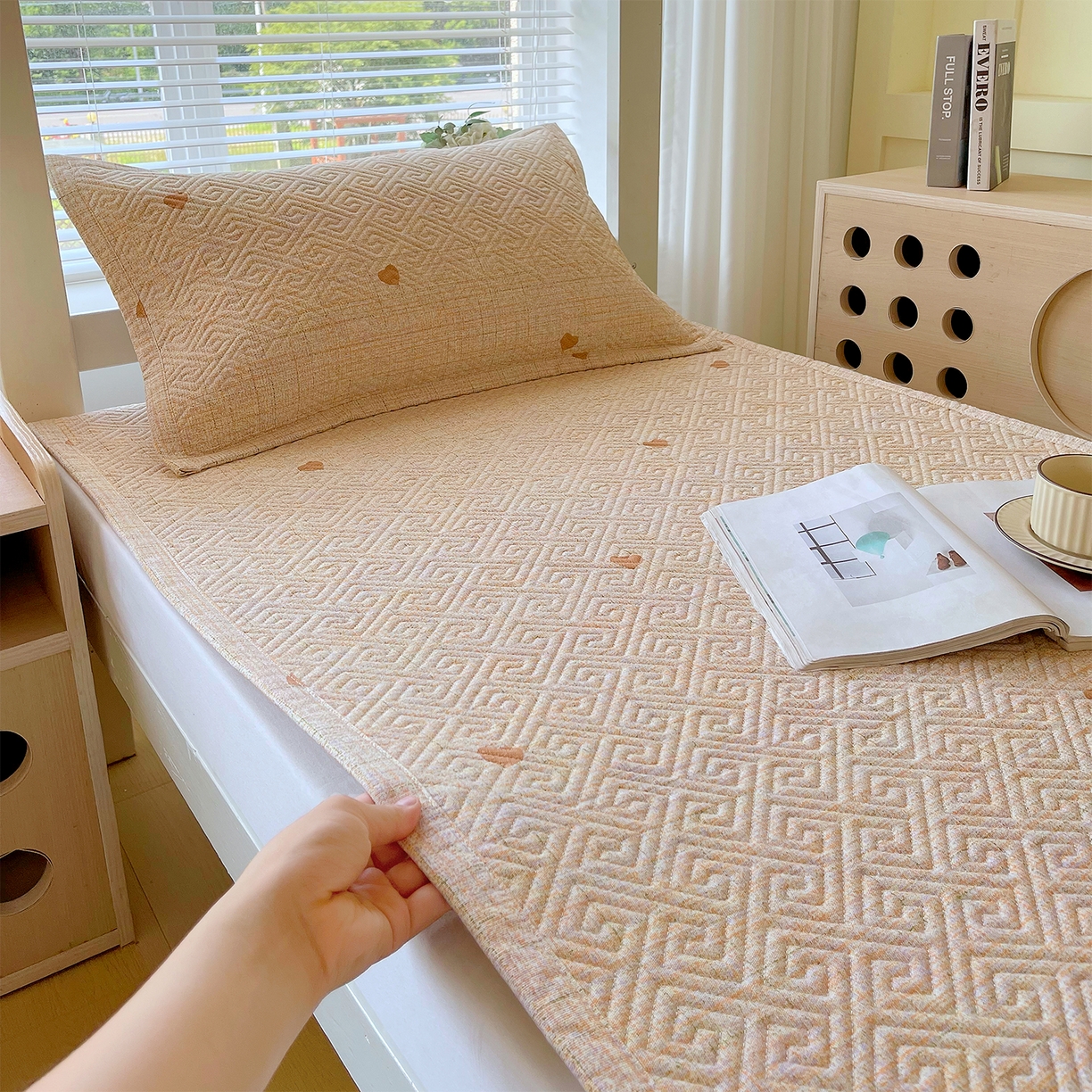 91家纺网 家纺一手货源 找家纺 金鑫汇家纺 2025年新款A类多功能全棉老粗布软凉席床盖护垫席子可机洗 心之恋