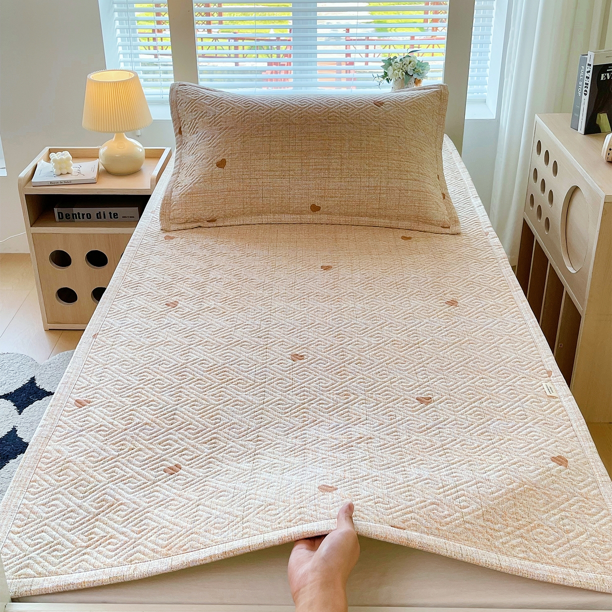 91家纺网 家纺一手货源 找家纺 金鑫汇家纺 2025年新款A类多功能全棉老粗布软凉席床盖护垫席子可机洗 心之恋